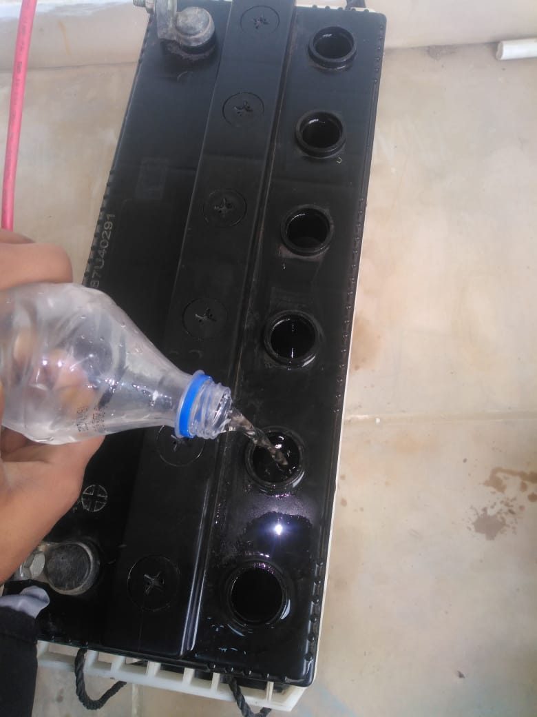 Topping up a lead-acid battery with distilled water