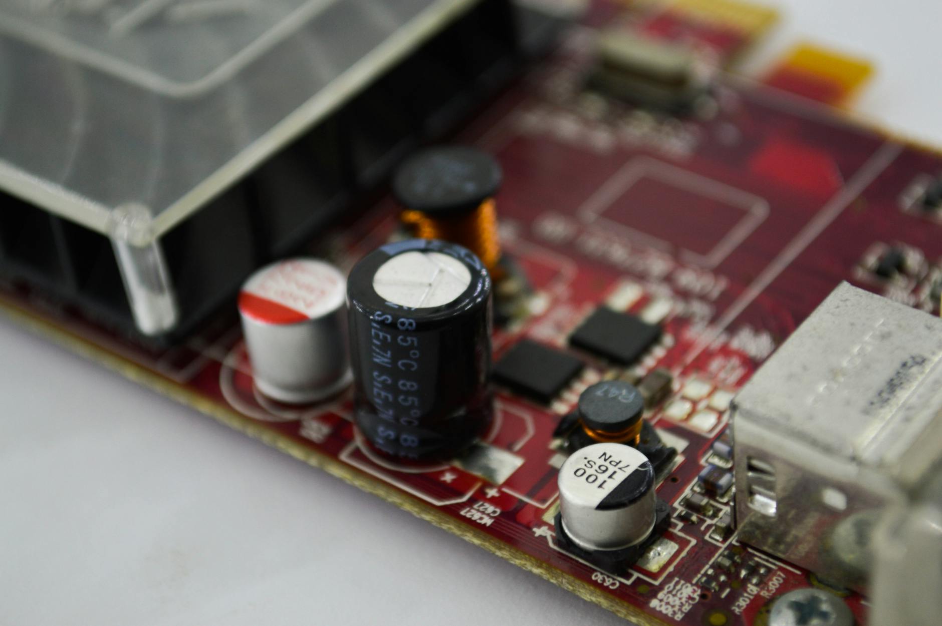 Connecting the wrong battery terminals in an inverter/UPS