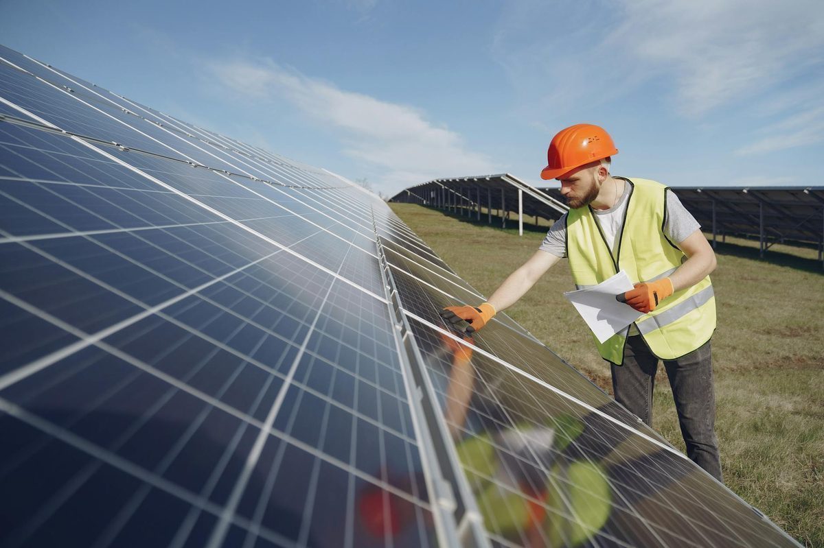 Su-vastika 2.5kVA Solar Hybrid PCU with MPPT: Features & Mobile App